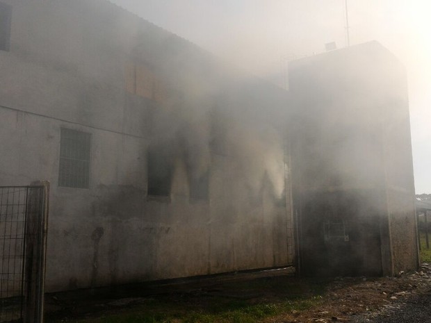 Incêndio atingiu Presídio Estadual de Guaporé, RS (Foto: Eduardo Godinho/Rádio Aurora)