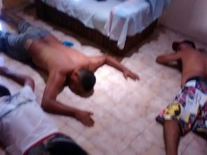 Parte do grupo foi encontrado em um quarto da casa (Foto: Divulgação/Polícia Civil)