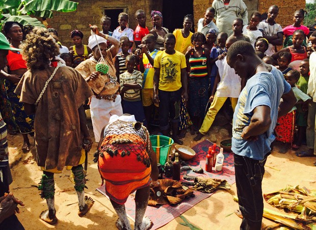 Curandeiros tradicionais participam de ritual de exorcismo no vilarejo de Meliandou, onde primeiro paciente morreu de ebola nesta epidemia (Foto: AP Photo/Youssouf Bah)