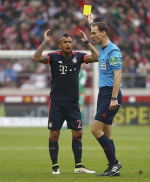 Vidal reclama de cartão amarelo dado pelo árbitro  (Foto: REUTERS/Kai Pfaffenbach)
