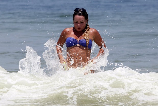 Cristina Mortágua  em praia na Barra da Tijuca, RJ (Foto: Marcos Ferreira / FotoRioNews)