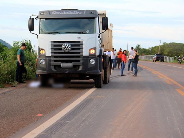Criana atravessou a rodovia para fazer xixi e morreu atropelada por caminho (Foto: Lucas Silva/Eldorado FM)