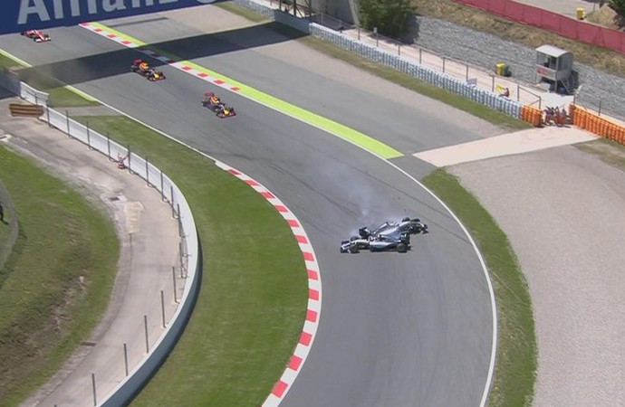 Batida entre Lewis Hamilton e Nico Rosberg no GP da Espanha (Foto: Divulgação)