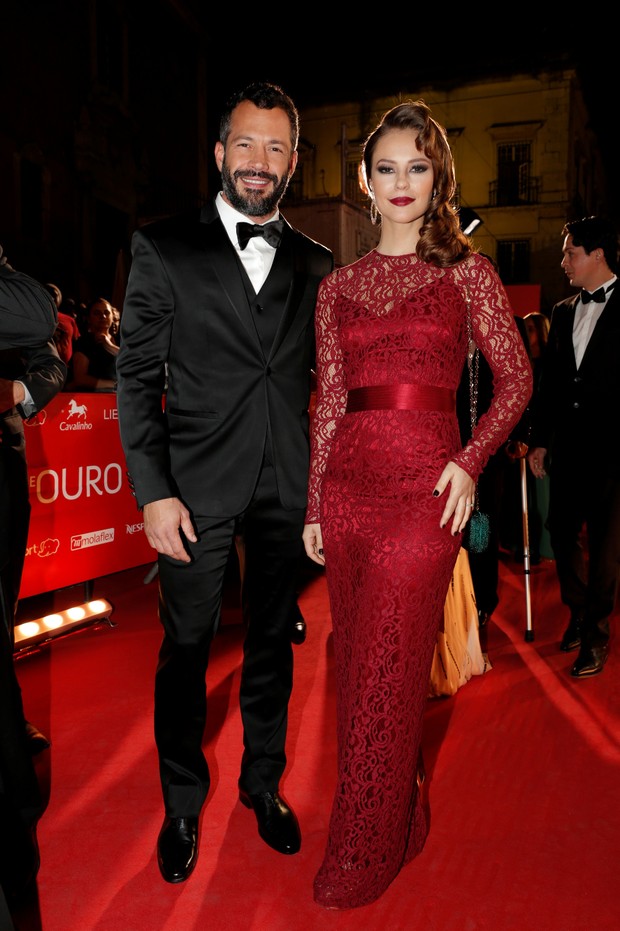 Paolla Oliveira e Malvino Salvador prestigiam o XIX Globos de Ouro (Foto: Mike Sargeant/Caras)