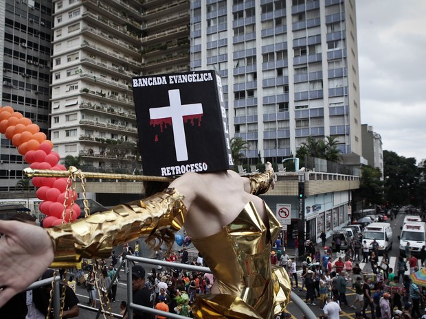 Viviany Beleboni mostra sua fantasia ao público na Avenida Paulista (Foto: Caio Kenji/G1)