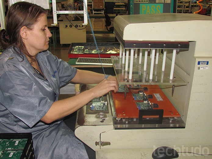 Equipamento de teste dos circuitos verifica o funcionamento de 3 mil placas por dia (Foto: TechTudo/Paulo Alves)