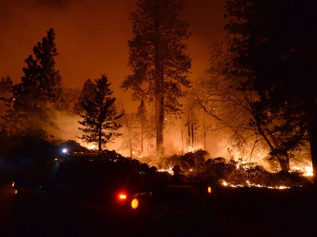 Incêndio atinge área florestal de montanhas, em San Bernardino, na Califórnia, na quinta (18) (Foto: John Valenzuela/The Sun via AP)