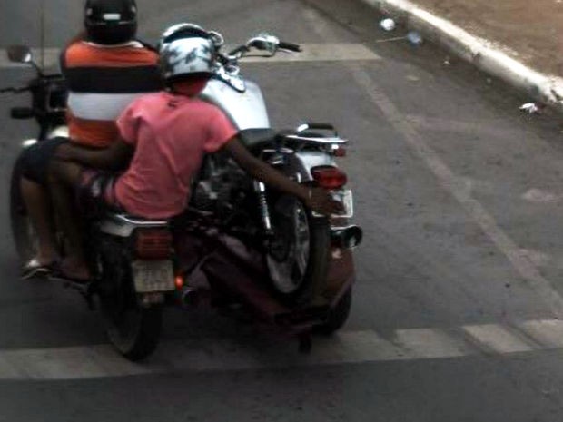 Homem esconde a placa de moto ao passar por radar em Cuiabá (Foto: Divulgação/Secretaria de Trânsito de Cuiabá)