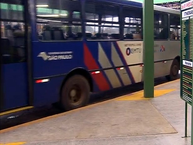 Ônibus deixa terminal rodoviário na manhã desta sexta-feira em Vinhedo (Foto: Reprodução EPTV)