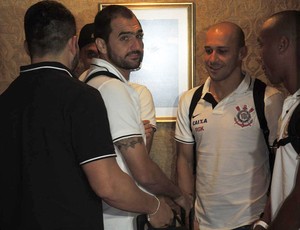 Jogadores do Corinthians no saguão do hotel (Foto: Rodrigo Faber)