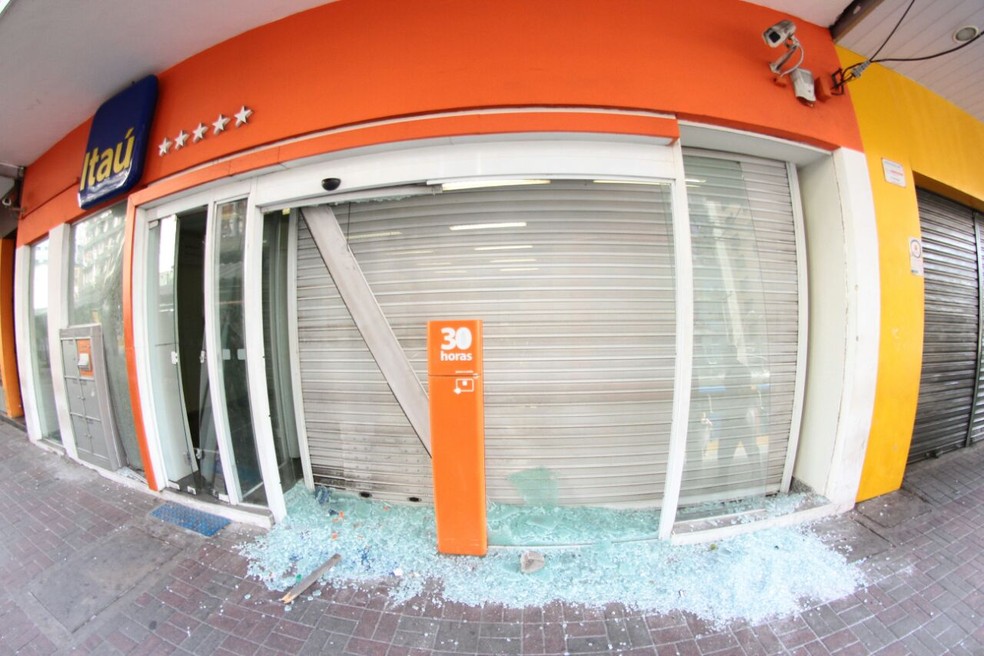 Onda de horror tomou conta da avenida. Vendedores e popula&ccedil;&atilde;o se abrigavam dentro das lojas que foram fechadas (Foto: Marlon Costa/Pernambuco Press)