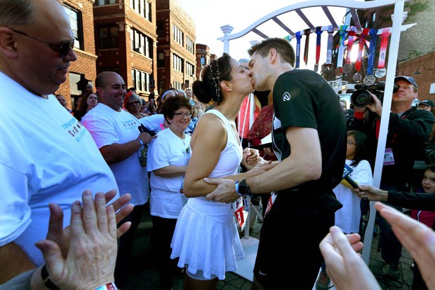 Stephanie Reinhart e Mark Jockel se casaram durante a Maratona de Chicago (Foto: Nancy Stone/Chicago Tribune/AP)