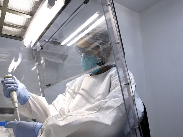 Técnica analisa amostra de sangue de paciente infectado pelo zika vírus na Costa Rica (Foto: Juan Carlos Ulate/Reuters)
