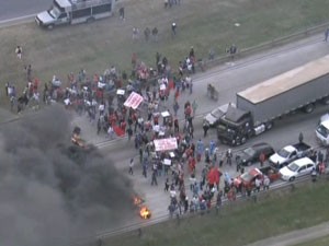 Manifestantes colocaram fogo em pneus e madeira  (Foto: Reprodução / TV Globo)