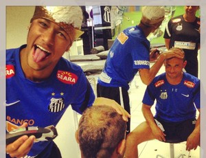 Neymar descolore o seu cabelo e faz um moicano em Léo (Foto: Reprodução / Instagram)