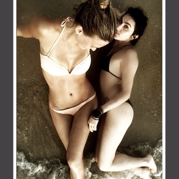 Bar Refaeli sensualiza com amiga (Foto: reprodução do Instagram)