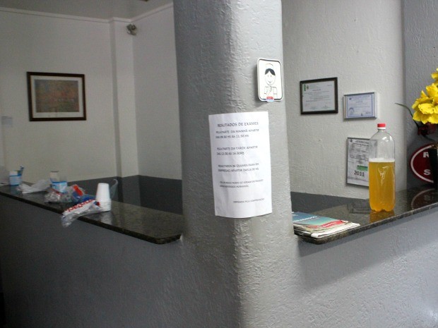 Pacientes deixaram o material que seria utilizado nos exames em cima do balcão, como protesto pela falta de atendimento (Foto: Marcos Dantas / G1 AM)