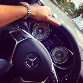  Carol Muniz dirige Mercedes (Foto: Instagram / Reproduo)