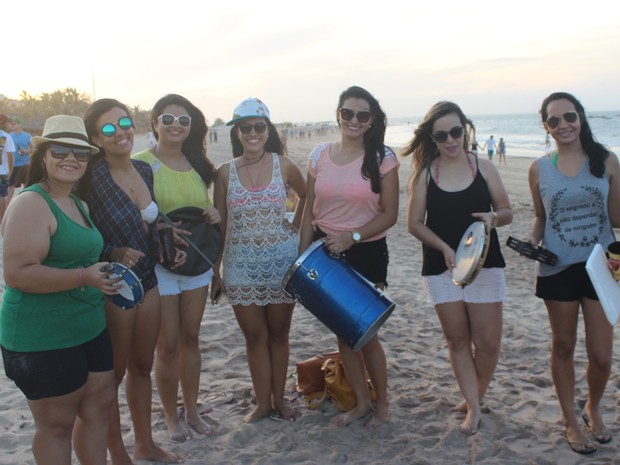 Grupo de amigas fizeram roda de samba na Praia do Coqueiro, em Luis Correia (Foto: Ellyo Teixeira/G1)