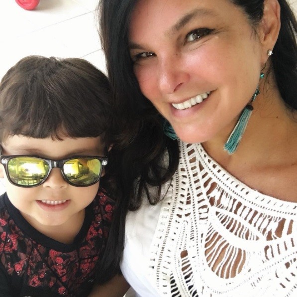 Cristiana Oliveira e o neto (Foto: Reprodução / Instagram)
