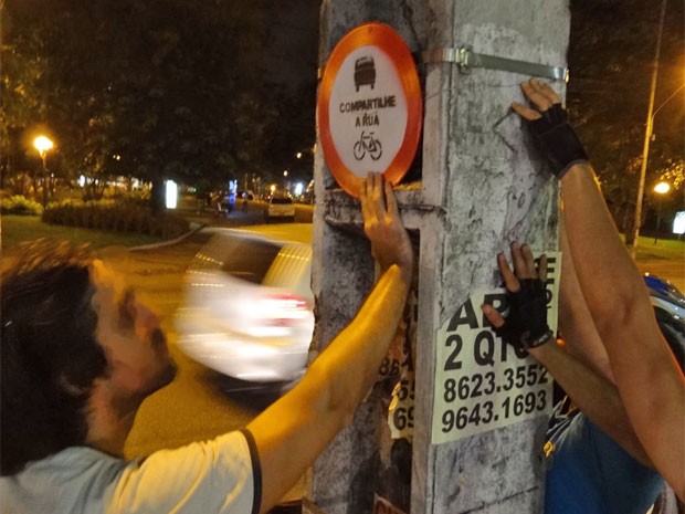 Placas foram afixadas em postes (Foto: Luna Markman/G1) Placas foram afixadas em postes (Foto: Luna Markman/G1)