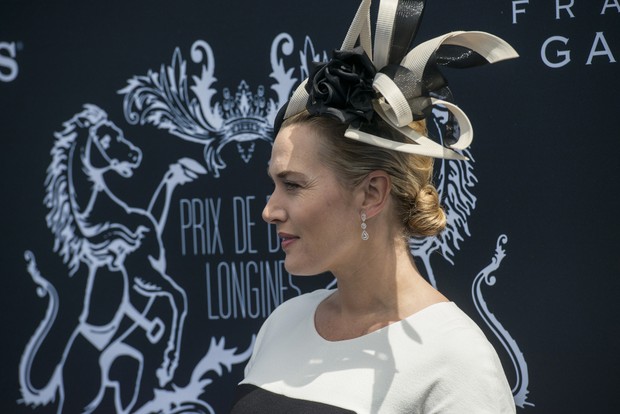 Kate Winslet no Prix de Diane, corrida de cavalos na França (Foto: AFP)