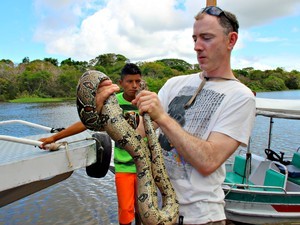Turista aprecia cobra durante passeio no Amazonas (Foto: Camila Henriques/G1)