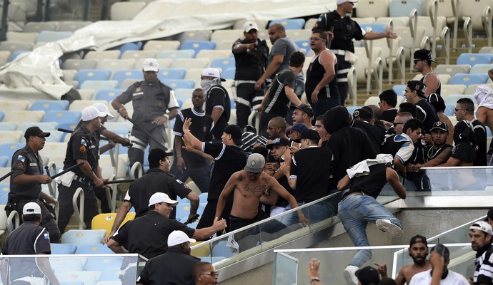 Confusão torcida Corinthians, no Maracanã (Foto: André Durão)