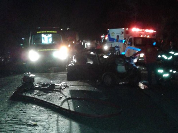 Duas pessoas morreram após carro colidir contra ônibus na Serra (Foto: Divulgação/Corpo de Bombeiros de Veranópolis)