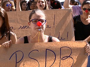 Professores saíram às ruas para protestar contra as medidas (Foto: Rodrigo Sargaço/EPTV)