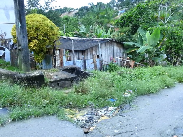 Bueiro sem tampa, na rua Marcos Cavalcante, em frente a casa do aposenatdo Raimundo Vicente dos Santos, de 70 anos (Foto: Ive Rylo/G1AM)