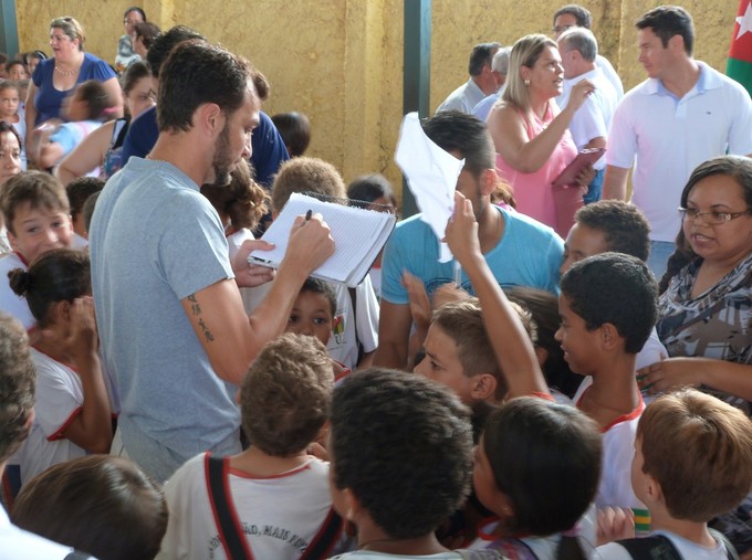 Edu Dracena dá autógrafo para crianças de escola municipal (Foto: Nathália Puga)