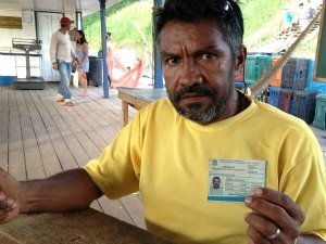 Antônio de Souza mostra que carteira de pescador profissional (Foto: Ivanete Damasceno/G1) Antônio de Souza mostra que carteira de pescador profissional (Foto: Ivanete Damasceno/G1)