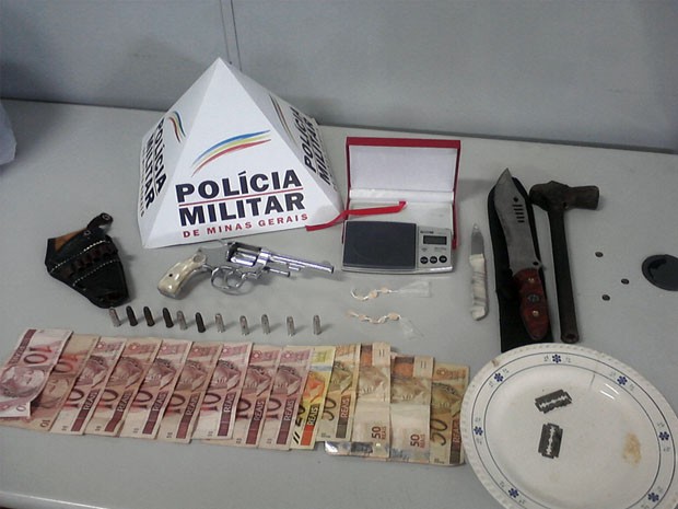 Polícia prende suspeitos e apreende dinheiro em Varginha. (Foto: Polícia Militar)