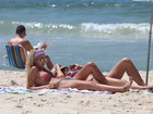 Luiza Brunet exibe boa forma em dia de praia com a filha