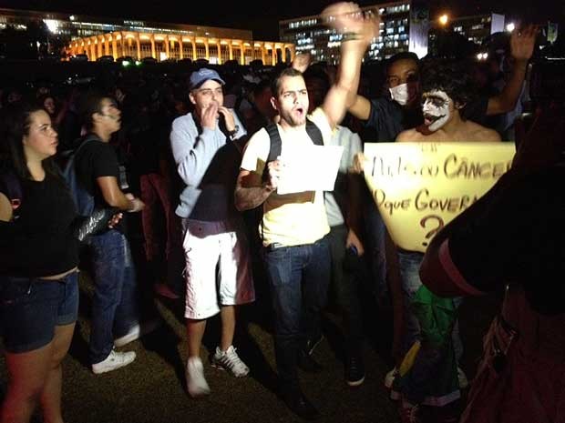 Grupo de manifestantes grita palavras de ordem em frente ao Congresso nesta terça (Foto: Fabiano Costa/G1)