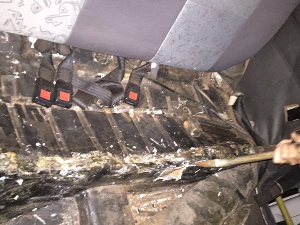 Droga estava escondida embaixo de bando e no tanque de combustível de veículo (Foto: Polícia Federal/Divulgação)