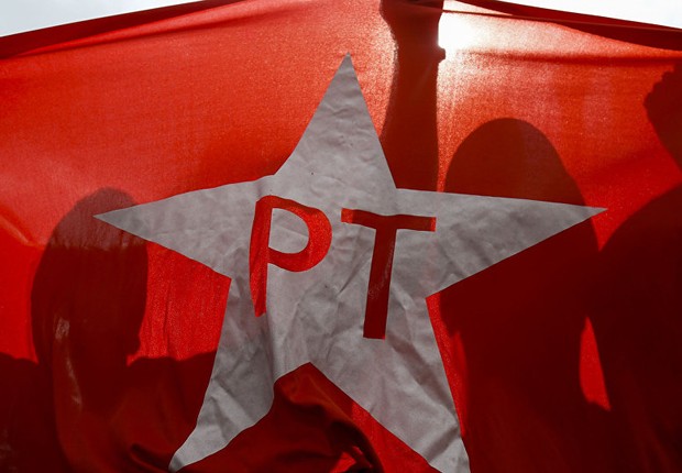 Manifestante segura bandeira do PT durante ato (Foto: Reprodução/Facebook)