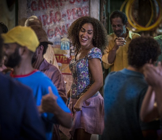 Dalvs solta a voz e canta na roda de samba do bar de Chico Criatura (Foto: Inácio Moraes/ Gshow)
