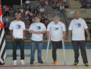 Diego Cardoso(à esquerda), é homenageado em Torneio estudantil (Foto: Rosi Rodrigues / Divulgação)