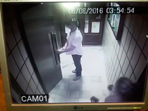 Imagem mostra suspeito abrindo porta do elevador para a jovem que denuncia crime (Foto: Arquivo Pessoal)