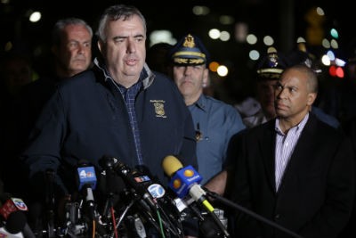 O comissário de polícia de Boston, Edward Davis, fala à imprensa. À sua direita, de paletó escuro, o governador de Massachusetts, Deval Patrick (Foto: Matt Rourke/AP)