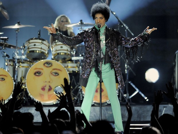 O cantor Prince se apresenta na premiação do Billboard no MGM Grand Garden Arena, em Las Vegas, EUA. A grande vencedora da noite foi a cantora pop Taylor Swift. (Foto: Chris Pizzello/Invision/AP) O cantor Prince se apresenta na premiação do Billboard no MGM Grand Garden Arena, em Las Vegas, EUA. A grande vencedora da noite foi a cantora pop Taylor Swift. (Foto: Chris Pizzello/Invision/AP)