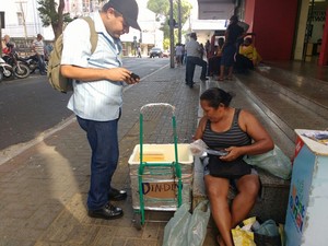 Francisca das Chagas Pereira Cézar ganha a vida vendendo dindins, em Teresina (Foto: Fernando Brito/G1)