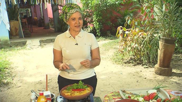 Chefe de cozinha Tereza Paim ensina receita de mariscada (Foto: TV Bahia)