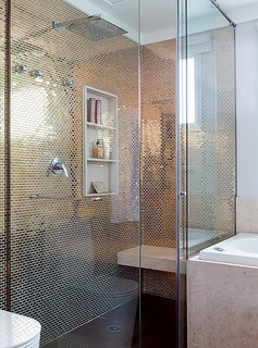 Pastilhas douradas deixaram o banheiro luxuoso. Projeto da arquiteta Andrea Murao