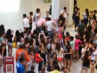 Banda P9 causa euforia entre os fãs em aeroporto do Rio 