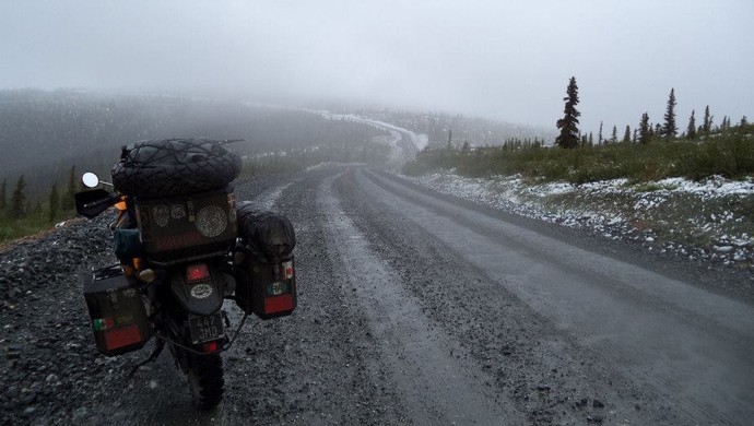 Sob nevoeiro, Matias Mendiguren fez uma pausa e registra a viagem de motocicleta ao Alasca, nos Estados Unidos (Foto: Matias Mendiguren/Arquivo Pessoal)