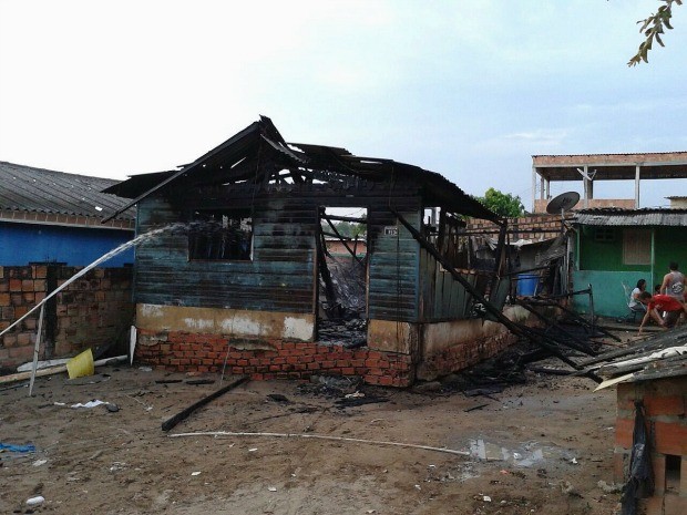 G Casa De Madeira Destru Da Em Inc Ndio Na Zona Leste De Manaus