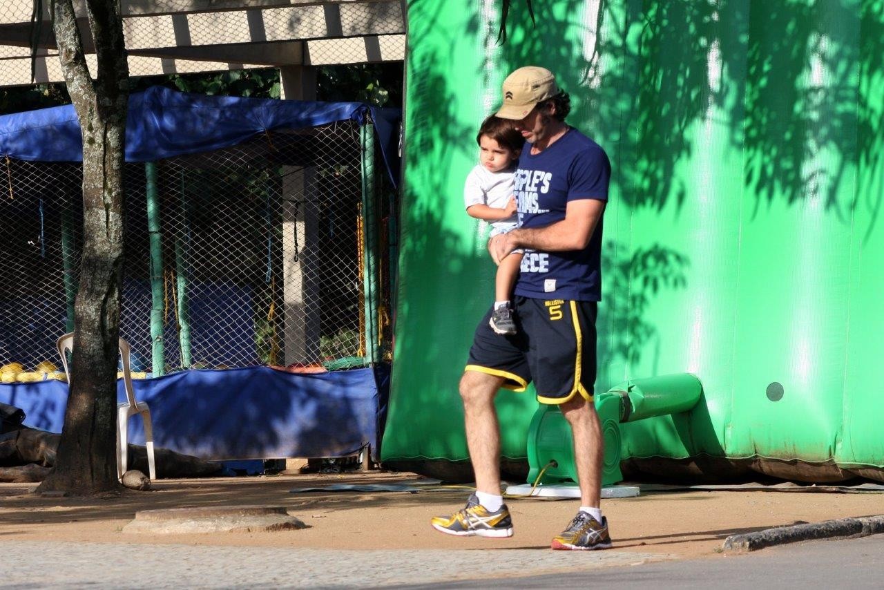 Eriberto Leão brincou com o filho (Foto: JC Pereira/Agnews)